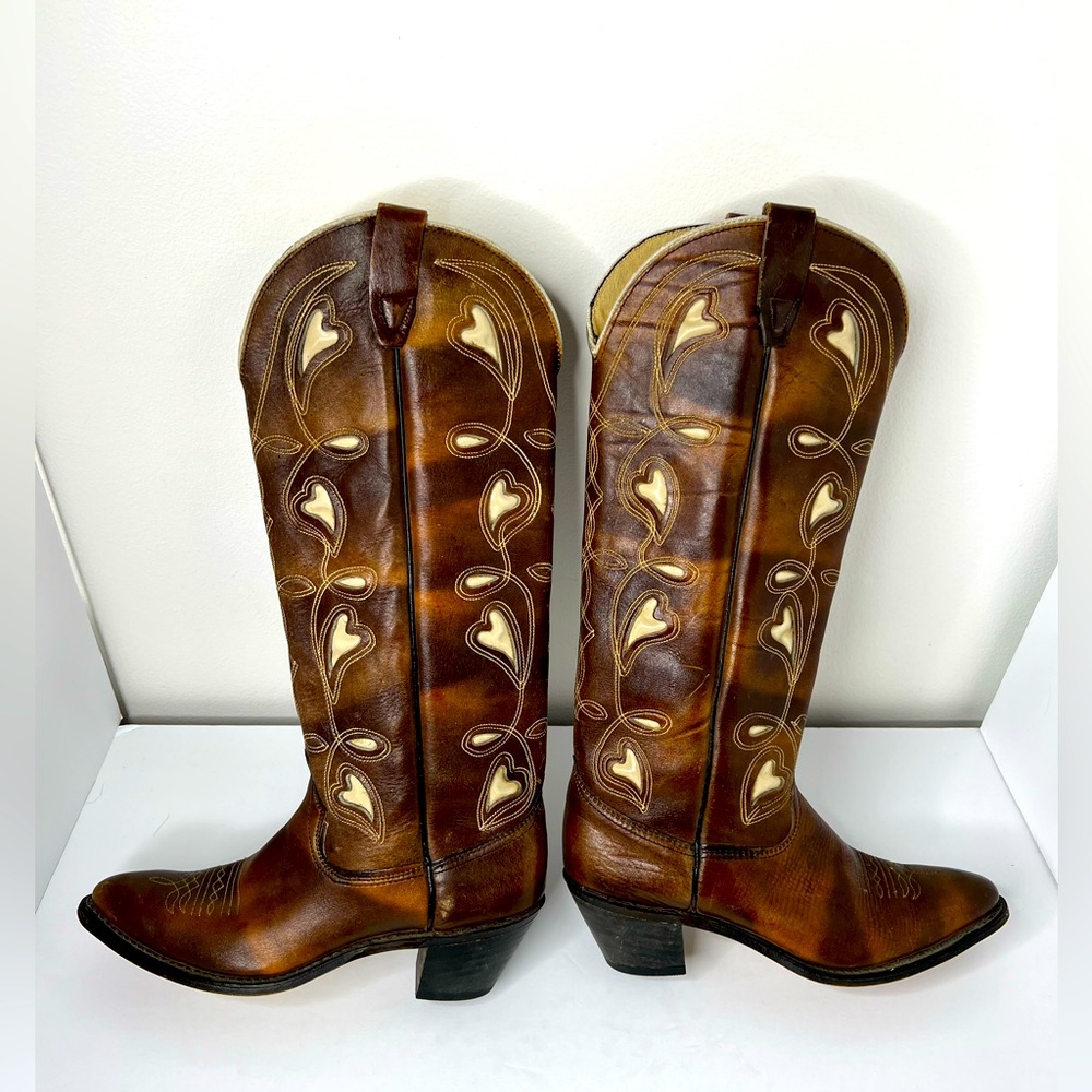 VINTAGE Wrangler Tall Cowboy Boots w/ Heart Inlay Detail circa 1970’s